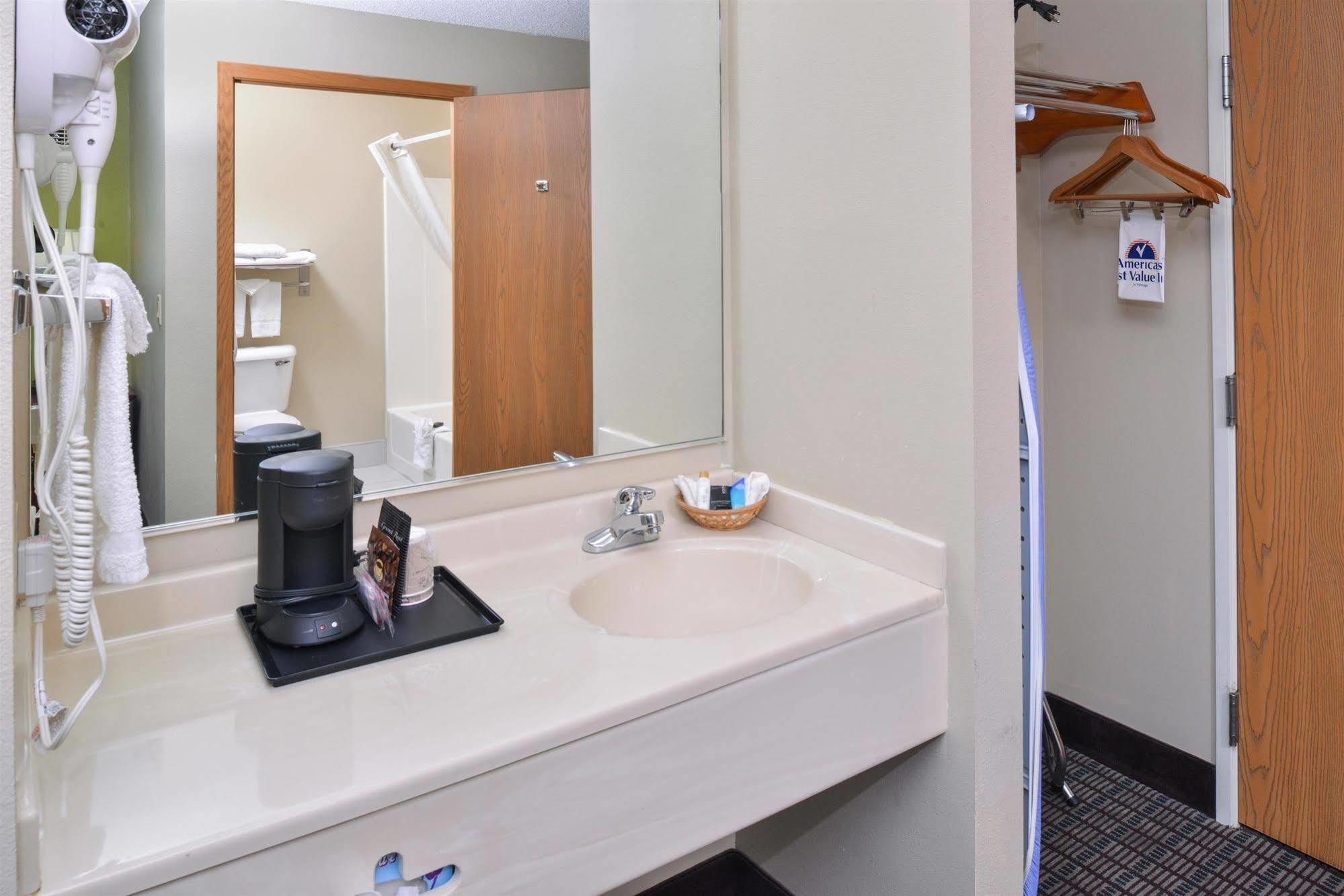 Regency Inn Geneseo Il I-80 מראה חיצוני תמונה